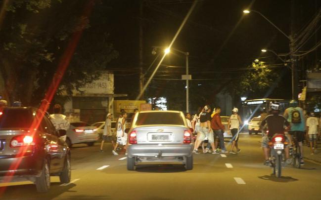 Aps o conflito, membros da Inferno Coral cruzam a Avenida Joo de Barros e seguem impunemente em direo ao Arruda