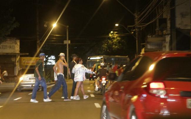 Aps o conflito, membros da Inferno Coral cruzam a Avenida Joo de Barros e seguem impunemente em direo ao Arruda