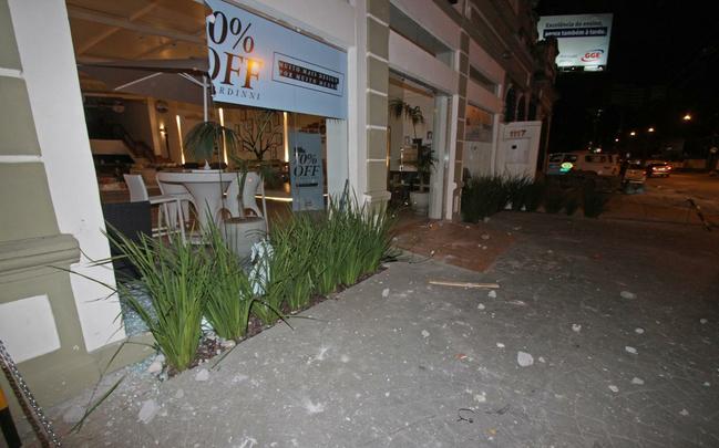 Loja em frente aos Aflitos foi danificada pela violncia