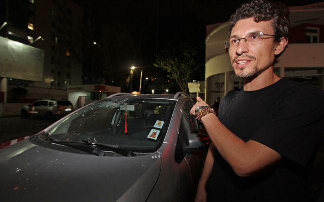 der Santos, professor universitrio, foi outro que teve seu patrimnio avariado pelo vandalismo