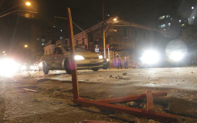 Marcas da violncia eram ntidas na Avenida Rosa e Silva, em frente  sede alvirrubra