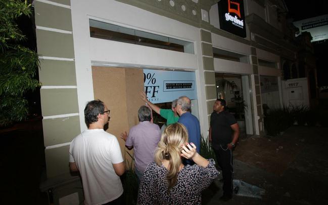 Loja em frente aos Aflitos foi danificada pela violncia