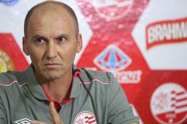 Novo treinador do Náutico, Gilmar Dal Pozzo se apresentou no Centro de Treinamento do clube e traçou metas para o restante da Série B do Brasileiro após treinamento dos jogadores reservas da equipe. Lateral esquerdo Paulo Henrique também se integrou ao elenco.