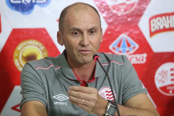 Novo treinador do Náutico, Gilmar Dal Pozzo se apresentou no Centro de Treinamento do clube e traçou metas para o restante da Série B do Brasileiro após treinamento dos jogadores reservas da equipe. Lateral esquerdo Paulo Henrique também se integrou ao elenco.