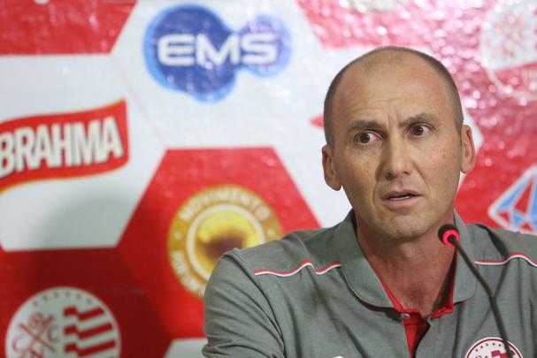 Novo treinador do Náutico, Gilmar Dal Pozzo se apresentou no Centro de Treinamento do clube e traçou metas para o restante da Série B do Brasileiro após treinamento dos jogadores reservas da equipe. Lateral esquerdo Paulo Henrique também se integrou ao elenco.