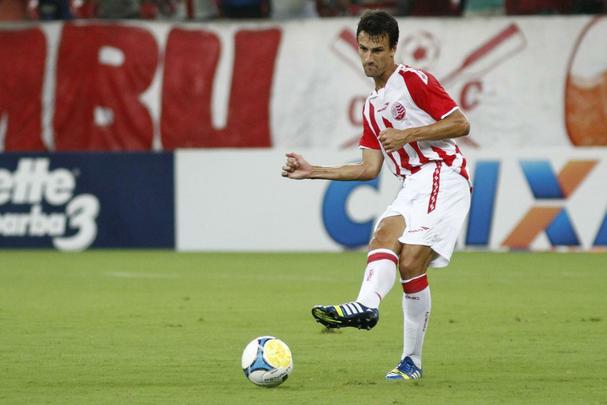 O volante Rodrigo Possebon tamb�m chegou ao N�utico por indica��o de Lisca. Com passagens por Manchester United e Santos, jogou pouco no Timbu e foi dispensando ainda em maio de 2014  junto com o zagueiro Leonardo Luiz e os volante D� e Yuri.