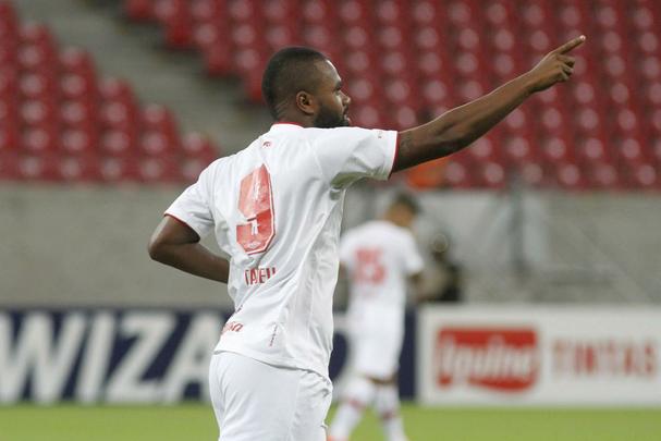 Com passagem apagada no Sport, Tadeu já chegou ao Náutico sendo questionado. O atacante, porém, virou até titular, mas acabou dispensado do clube junto com lateral Roberto após perder um voo para Minas Gerais, onde o Náutico enfrentou o Boa Esporte-MG, em outubro de 2014. A diretoria investigou um caso de indisciplina e acabou dispensando os dois jogadores.