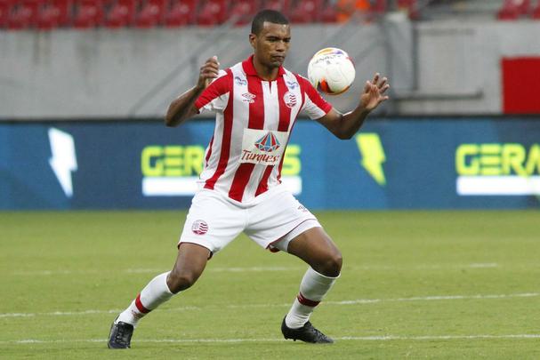 Welton Felipe foi mais um atleta a deixar o clube em 2015 após fraco desempenho. Junto com ele, o clube também anunciou as saídas dos pratas da casa: o volante Helder Ribeiro, os zagueiros Danilo Quipapá e Feliphe Gabriel, o lateral direito Joazi e os volantes Gustavo Henrique, Rogério e Guilherme Dentão.