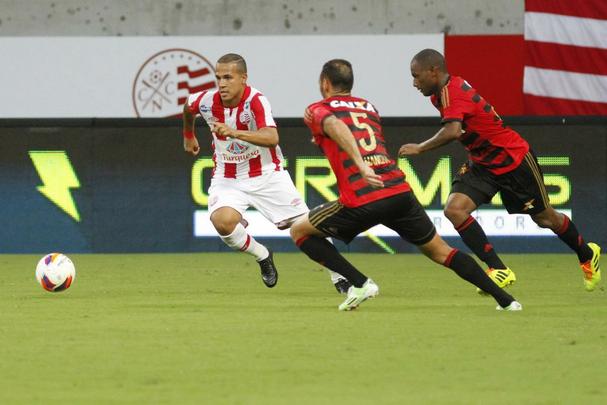 O atacante Ronny chegou também para reforçar o setor ofensivo do Náutico para 2015. Antes de ganhar uma sequência, porém, deu sequência ao histórico de lesão e sofreu uma ruptura no ligamento cruzado anterior do joelho. Com isso, ficou de fora do restante do ano.