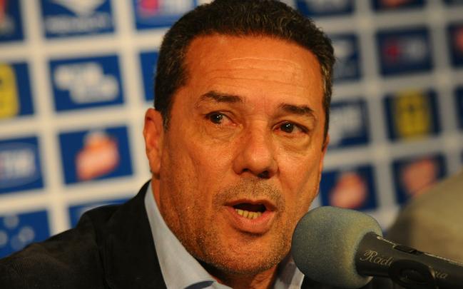 Vanderlei Luxemburgo - Com longo e vitorioso currculo, mas em forte baixa desde que treinou o Real Madrid, o ex-tcnico da Seleo est sem clube desde que deixou o Cruzeiro. Sua forte relao com Nei Pandolfo, executivo de futebol rubro-negro, pode pesar