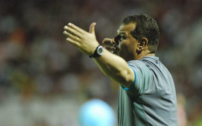 Celso Roth -  mais um que j passou pelo Sport, em 2001. Experiente, seu ltimo clube foi o Vasco da Gama, que no conseguiu tirar da zona de rebaixamento