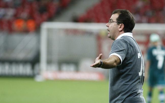 Enderson Moreira - Com passagens por Ipatinga, Grmio, Santos e Atltico-PR, seu melhor trabalho foi no Gois, quando levou o clube a uma boa campanha no Brasileiro. Seu ltimo time foi justamente o Fluminense, que contratou Eduardo Baptista para o seu lugar