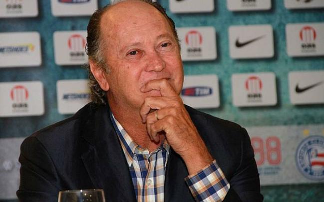 Falco - Reconhecido no meio do futebol como um dos grandes craques da histria, o 'Rei de Roma'  teve poucas experincias como treinador. Dirigiu a Seleo no incio da dcada de 90, e teve passagens por Internacional e Bahia entre 2011 e 2012. Desde ento, est fora do mercado. Tem sido um dos nomes mais cotados por causa de uma foto que circulou nas redes sociais, em que ele estaria reunido com dirigentes rubro-negros