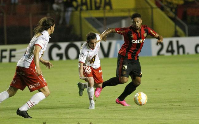 Esperava-se muita empolgao por parte da torcida do Sport com uma partida decisiva de uma competio continental. Mas diante de um baixssimo pblico na Ilha do Retiro, o Leo perdeu a chance de abrir uma boa vantagem na disputa contra o Huracn. Saiu na frente com gol de Andr e sofreu o empate aps um pnalti cometido por Matheus Ferraz, que Bogado converteu.