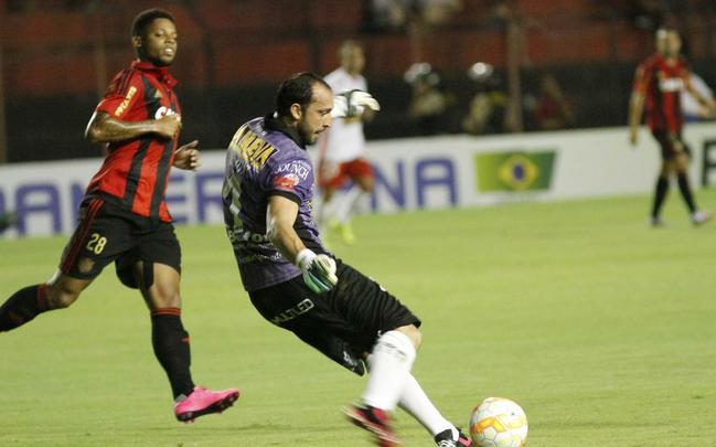 Esperava-se muita empolgao por parte da torcida do Sport com uma partida decisiva de uma competio continental. Mas diante de um baixssimo pblico na Ilha do Retiro, o Leo perdeu a chance de abrir uma boa vantagem na disputa contra o Huracn. Saiu na frente com gol de Andr e sofreu o empate aps um pnalti cometido por Matheus Ferraz, que Bogado converteu.