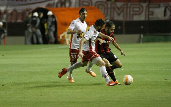 Esperava-se muita empolgao por parte da torcida do Sport com uma partida decisiva de uma competio continental. Mas diante de um baixssimo pblico na Ilha do Retiro, o Leo perdeu a chance de abrir uma boa vantagem na disputa contra o Huracn. Saiu na frente com gol de Andr e sofreu o empate aps um pnalti cometido por Matheus Ferraz, que Bogado converteu.