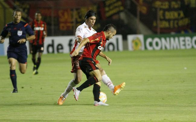 Esperava-se muita empolgao por parte da torcida do Sport com uma partida decisiva de uma competio continental. Mas diante de um baixssimo pblico na Ilha do Retiro, o Leo perdeu a chance de abrir uma boa vantagem na disputa contra o Huracn. Saiu na frente com gol de Andr e sofreu o empate aps um pnalti cometido por Matheus Ferraz, que Bogado converteu.