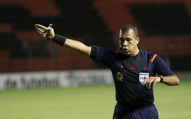 Esperava-se muita empolgao por parte da torcida do Sport com uma partida decisiva de uma competio continental. Mas diante de um baixssimo pblico na Ilha do Retiro, o Leo perdeu a chance de abrir uma boa vantagem na disputa contra o Huracn. Saiu na frente com gol de Andr e sofreu o empate aps um pnalti cometido por Matheus Ferraz, que Bogado converteu.