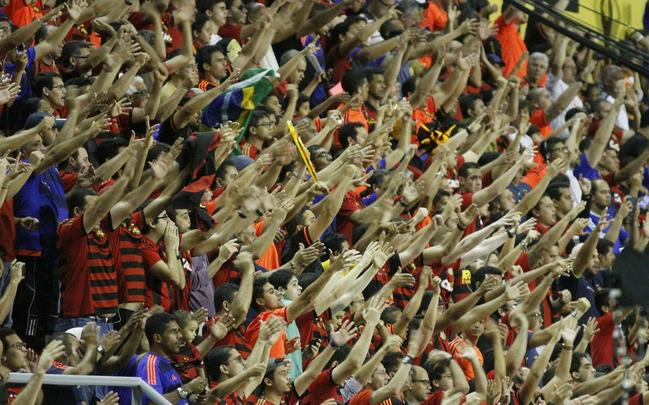 Esperava-se muita empolgao por parte da torcida do Sport com uma partida decisiva de uma competio continental. Mas diante de um baixssimo pblico na Ilha do Retiro, o Leo perdeu a chance de abrir uma boa vantagem na disputa contra o Huracn. Saiu na frente com gol de Andr e sofreu o empate aps um pnalti cometido por Matheus Ferraz, que Bogado converteu.