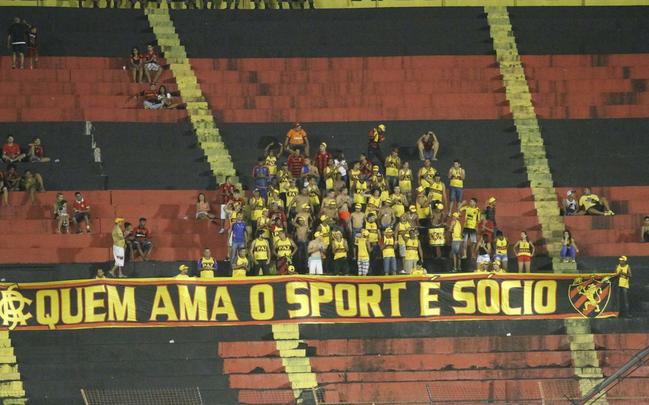 Esperava-se muita empolgao por parte da torcida do Sport com uma partida decisiva por uma competio continental. Mas diante de um baixssimo pblico na Ilha do Retiro, o Leo perdeu a chance de abrir uma boa vantagem na disputa contra o Huracn. Saiu na frente com gol de Andr e sofreu o empate aps um pnalti cometido por Matheus Ferraz, que Bogado converteu.
