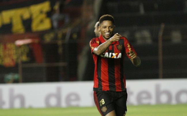 Esperava-se muita empolgao por parte da torcida do Sport com uma partida decisiva por uma competio continental. Mas diante de um baixssimo pblico na Ilha do Retiro, o Leo perdeu a chance de abrir uma boa vantagem na disputa contra o Huracn. Saiu na frente com gol de Andr e sofreu o empate aps um pnalti cometido por Matheus Ferraz, que Bogado converteu.