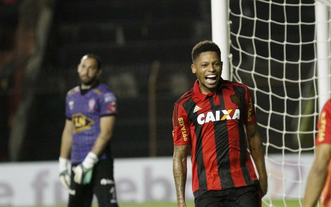 Esperava-se muita empolgao por parte da torcida do Sport com uma partida decisiva por uma competio continental. Mas diante de um baixssimo pblico na Ilha do Retiro, o Leo perdeu a chance de abrir uma boa vantagem na disputa contra o Huracn. Saiu na frente com gol de Andr e sofreu o empate aps um pnalti cometido por Matheus Ferraz, que Bogado converteu.