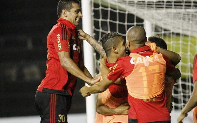 Esperava-se muita empolgao por parte da torcida do Sport com uma partida decisiva por uma competio continental. Mas diante de um baixssimo pblico na Ilha do Retiro, o Leo perdeu a chance de abrir uma boa vantagem na disputa contra o Huracn. Saiu na frente com gol de Andr e sofreu o empate aps um pnalti cometido por Matheus Ferraz, que Bogado converteu.