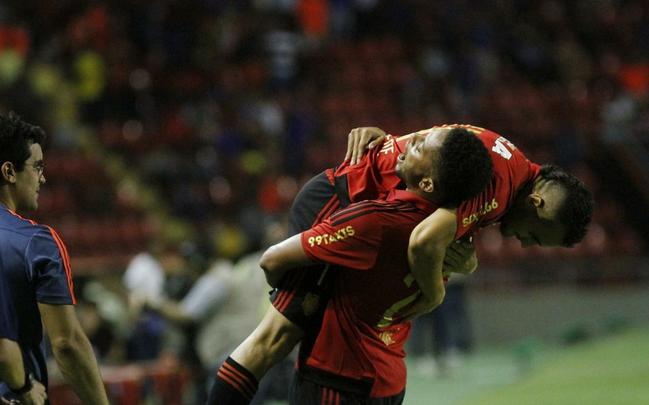 Esperava-se muita empolgao por parte da torcida do Sport com uma partida decisiva por uma competio continental. Mas diante de um baixssimo pblico na Ilha do Retiro, o Leo perdeu a chance de abrir uma boa vantagem na disputa contra o Huracn. Saiu na frente com gol de Andr e sofreu o empate aps um pnalti cometido por Matheus Ferraz, que Bogado converteu.
