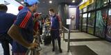 Sport embarcou nesta segunda-feira para enfrentar o Huracn pela Copa Sul-Americana e torcedores incentivaram os jogadores no aeroporto