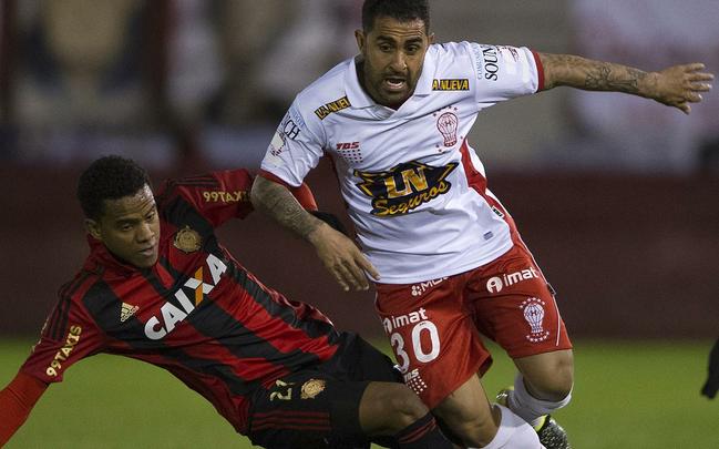 A torcida esperava muito. Na Sul-Americana, residiam as últimas chances de título do Sport em 2015. Mas em mais uma atuação decepcionante, o Leão perdeu a cabeça, teve três expulsos - Ferrugem, Wendel e até o técnico Falcão - e saiu de campo humilhado pelo Huracán, que venceu por 3 a 0