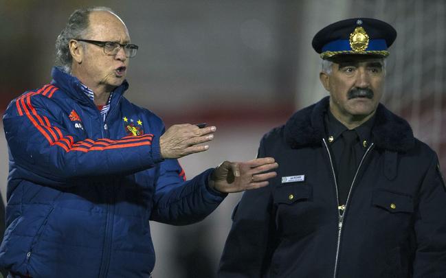 A torcida esperava muito. Na Sul-Americana, residiam as últimas chances de título do Sport em 2015. Mas em mais uma atuação decepcionante, o Leão perdeu a cabeça, teve três expulsos - Ferrugem, Wendel e até o técnico Falcão - e saiu de campo humilhado pelo Huracán, que venceu por 3 a 0