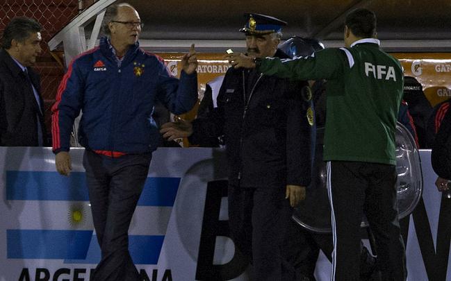 A torcida esperava muito. Na Sul-Americana, residiam as últimas chances de título do Sport em 2015. Mas em mais uma atuação decepcionante, o Leão perdeu a cabeça, teve três expulsos - Ferrugem, Wendel e até o técnico Falcão - e saiu de campo humilhado pelo Huracán, que venceu por 3 a 0