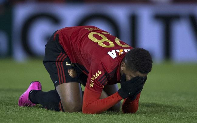 A torcida esperava muito. Na Sul-Americana, residiam as últimas chances de título do Sport em 2015. Mas em mais uma atuação decepcionante, o Leão perdeu a cabeça, teve três expulsos - Ferrugem, Wendel e até o técnico Falcão - e saiu de campo humilhado pelo Huracán, que venceu por 3 a 0