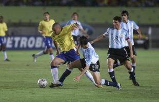 Em 26 de julho de 2000, o Brasil venceu a Argentina por 3 a 1, no Morumbi. Foi o primeiro encontro das duas selees em eliminatrias. Geralmente, cada uma ficava num grupo. A partir das eliminatrias para a Copa de 2002, no entanto, a disputa na Amrica do Sul passou a ser realizada em grupo nico.