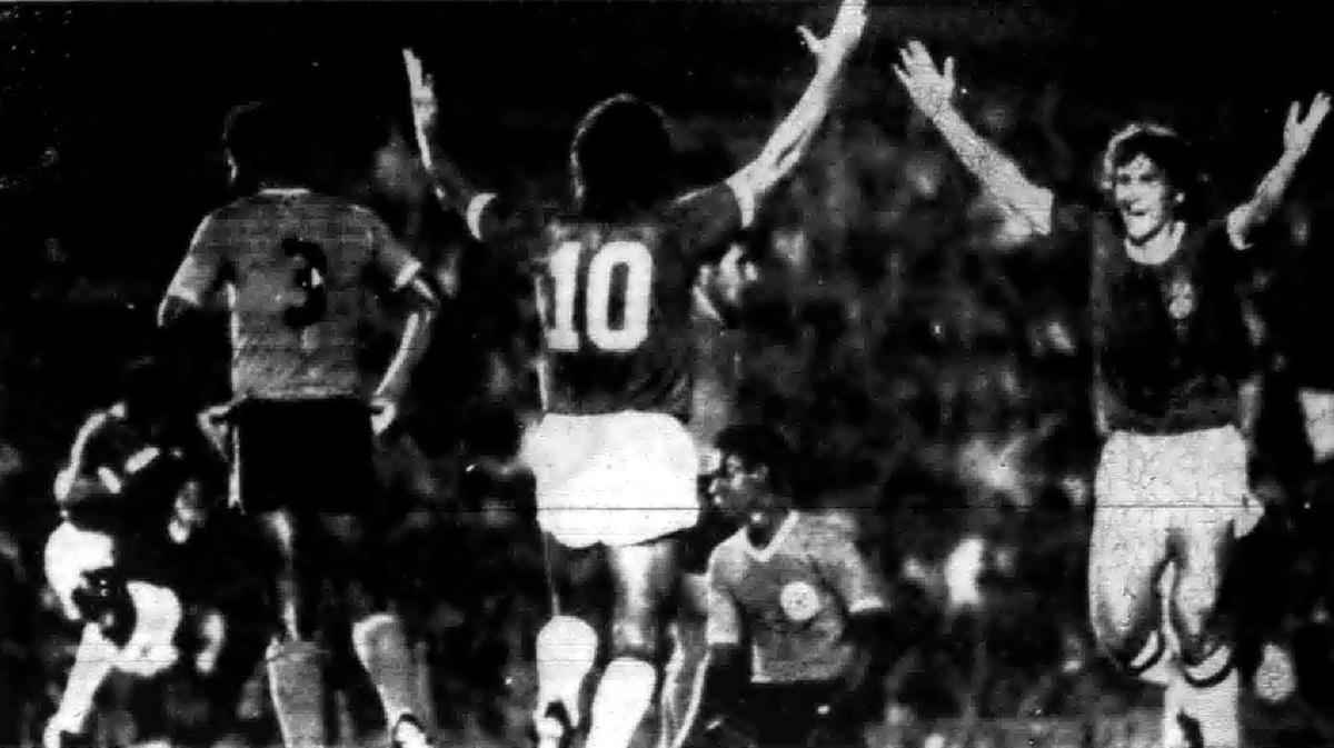 Em 9 de maro de 1977, o Brasil goleou a Colmbia por 6 a 0, no Maracan. A Seleo caiu no grupo A, que tinha ainda o Paraguai. Avanou em primeiro e, no triangular da segunda fase, garantiu a vaga na Copa de 1978 ao vencer o Peru (1 x 0) e a Bolvia (8 x 0).