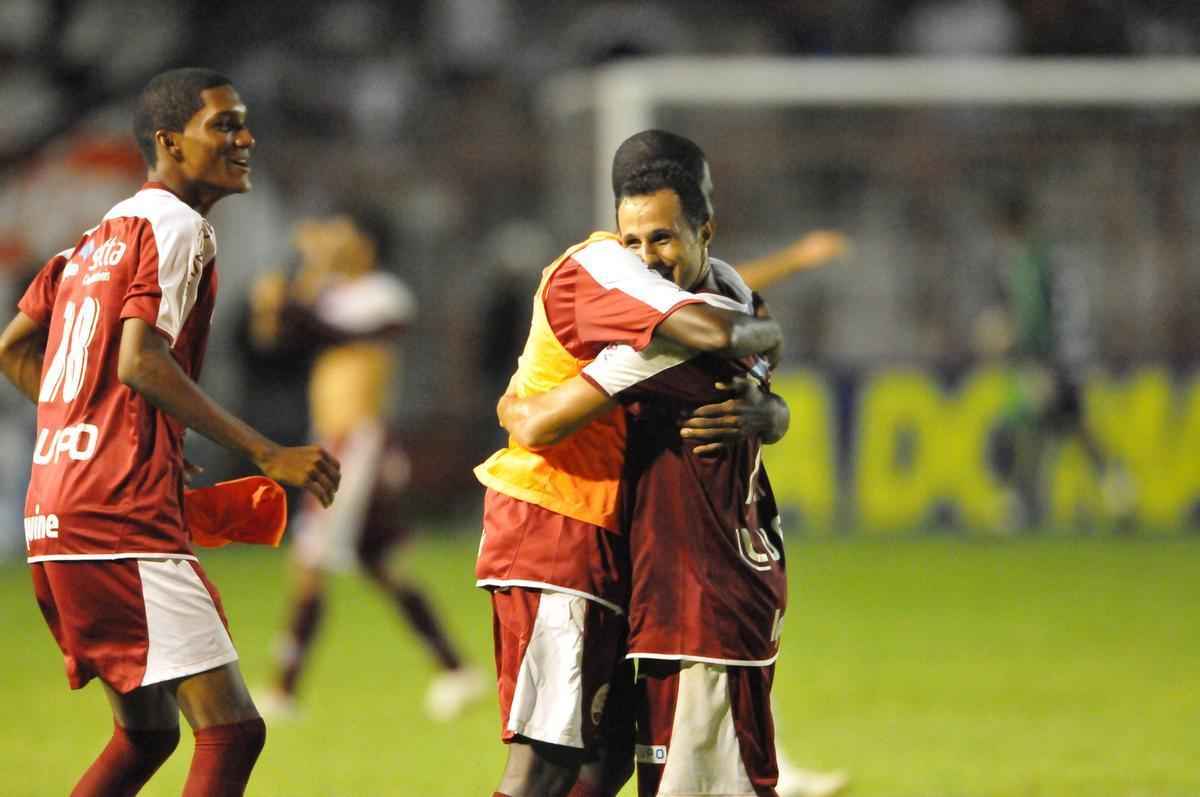 Em 2010, nos Aflitos, o Nutico venceu o Santa Cruz por 1 a 0 e garantiu a vaga na final do Campeonato Pernambucano. O Timbu havia conseguido segurar o empate em 0 a 0 na ida, no Arruda, levando a vantagem para casa. 