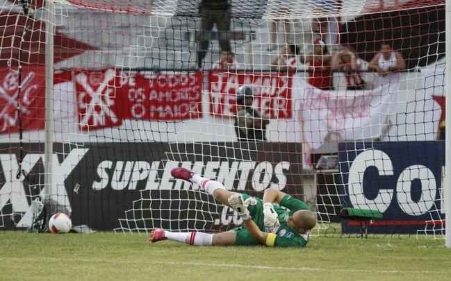 No Arruda, o Nutico venceu o Santa Cruz de virada e assumiu a quinta posio da Srie B. O Tricolor abriu o placar com Bruno Moraes, de pnalti, e o Timbu virou com gols de Brgson e Hiltinho (dois).