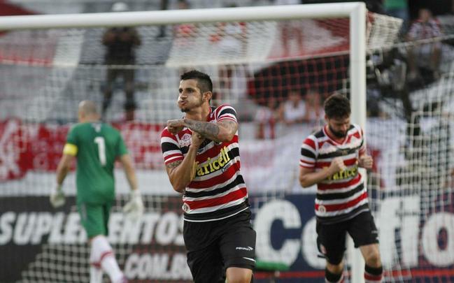 No Arruda, o Nutico venceu o Santa Cruz de virada e assumiu a quinta posio da Srie B. O Tricolor abriu o placar com Bruno Moraes, de pnalti, e o Timbu virou com gols de Brgson e Hiltinho (dois).