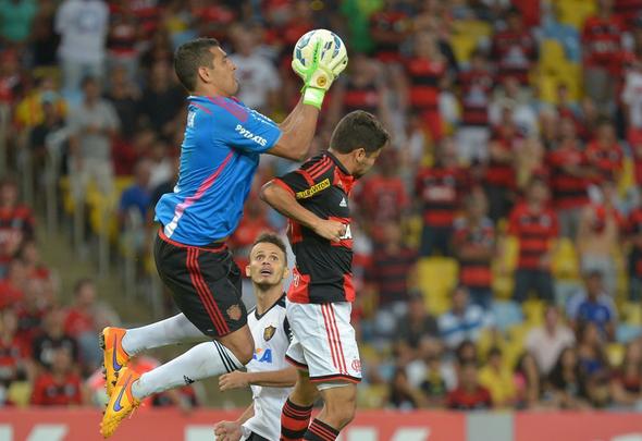 2 rodada - Flamengo 2 x 2 Sport: A atpica partida em que Diego Souza terminou o jogo como goleiro, tinha tudo para ter um final feliz para o Leo. Sem substituto para Magro, machucado, o meia foi para o gol e no evitou o gol de empate de verton, aos 51 minutos do segundo tempo, no Maracan.