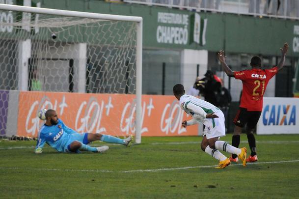 9 rodada- Chapecoense 1 x 1 Sport: O Sport tambm esteve muito prximo de conseguir a primeira vitria fora de casa em Chapec. Aps sair na frente com Rithely, no primeiro tempo, o Leo recuou demais na etapa final. Foi castigado com o gol de empate de Bruno Rangel, aos 42 do segundo tempo.