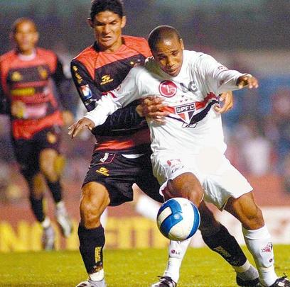 26/07/2007 - So Paulo 3x1 Sport - Recm-promovido  Srie A do Brasileiro, o Leo enfrentou o ento campeo nacional com Clber; Igor, Gustavo Caiche, Durval; Serginho (Dutra), Bilica (Rosembrick), Romerito, Adriano Gabiru, Bruno Recife; Carlinhos Bala, Weldon (Washington). O time comandado por Geninho at saiu na frente, com gol de Weldon, mas viu o Tricolor virar com Leandro, Souza e Rogrio Ceni.