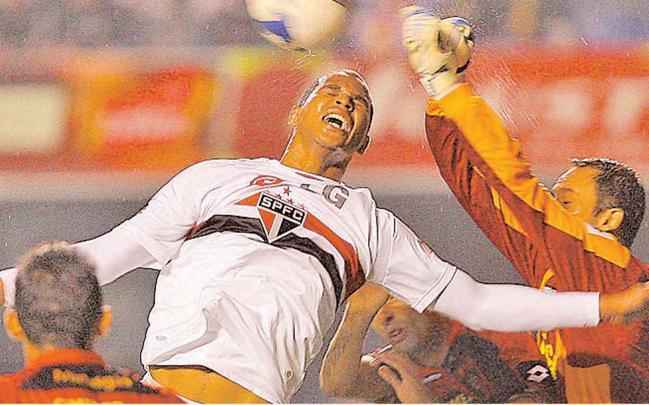 21/06/2008 - So Paulo 1x0 Sport - Ainda de ressaca pelo recm-conquistado ttulo da Copa do Brasil, o Sport foi ao Morumbi e perdeu mais uma vez. O time comandado pelo tcnico Nelsinho Baptista foi escalado com Magro; Gabriel, Csar, Durval; Diogo, Daniel Paulista, Sandro Goiano (Fbio Gomes), Luciano Henrique (Kssio); Carlinhos Bala, Enlton (Leandro Machado), e foi derrotado graas a um gol de Hugo.