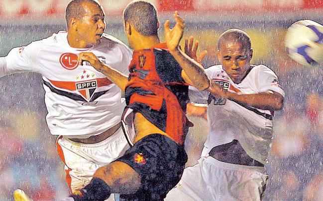 21/06/2008 - So Paulo 1x0 Sport - Ainda de ressaca pelo recm-conquistado ttulo da Copa do Brasil, o Sport foi ao Morumbi e perdeu mais uma vez. O time comandado pelo tcnico Nelsinho Baptista foi escalado com Magro; Gabriel, Csar, Durval; Diogo, Daniel Paulista, Sandro Goiano (Fbio Gomes), Luciano Henrique (Kssio); Carlinhos Bala, Enlton (Leandro Machado), e foi derrotado graas a um gol de Hugo.