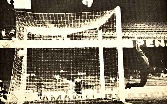 05/10/1986 - So Paulo 3x2 Sport - Pela primeira fase do Campeonato Brasileiro, o Leo viajou  capital paulista e foi a campo com Paulo Csar Borges; Gassem, Clber, Heraldo; Beto, Hengio (Clo), Rogrio, Edel; Joozinho, Adilson, Pitico (Neto). Mas o time do tcnico nio Andrade no resistiu ao Tricolor, que venceu com Silas, Mller e Careca. Edel e Adilson descontaram para os rubro-negros.