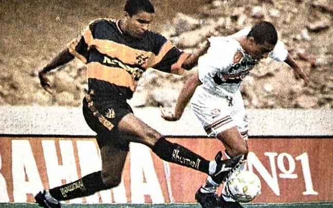 05/10/1997 - So Paulo 4x2 Sport - Foi um jogo agitado no Morumbi. Pelo Campeonato Brasileiro, tricolores e rubro-negros proporcionaram um timo entretenimento ao pblico no estdio. Mas o resultado foi o de sempre: derrota rubro-negra. O tcnico Eduardo Amorim mandou a campo um time com Bosco; Cssio (Marcinho Rocha), Alexandre Lopes, Ildo, Ded; Leomar (Lus Mller), Wallace, Jackson, Juninho Petrolina; Leonardo (Paulo Henrique), Didi. O artilheiro Leonardo deu esperanas  torcida leonina abrindo o placar logo aos 20 minutos da primeira etapa. Reinaldo empatou no incio do segundo tempo, mas a tarde parecia mesmo ser do Sport: Didi fez 2 a 1 apenas quatro minutos depois. No foi, entretanto, dessa vez. O So Paulo veio com tudo e marcou trs vezes, com Marcelinho Paraba e Aristizbal (2), sacramentando a vitria.