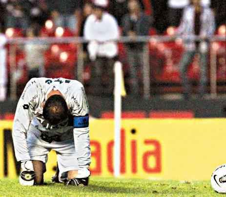 05/08/2012 - So Paulo 1x0 Sport - Em uma tarde pouco inspirada coletivamente para o Leo, o destaque ficou por conta de Magro. Se o time quase pontuou pela primeira vez no Morumbi, muito se deve ao goleiro, que fez aquela que ele prprio considera sua melhor atuao em dez anos de clube. Pegando at pensamento, ele garantiu o empate at os 33 minutos da 2 etapa, quando Ademlson aproveitou um rebote depois de uma srie de defesas do dolo - enquanto a defesa assistia ao lance. O gol deixou Magro irritado: ele chutou a placa de publicidade atrs da barra e reclamou com os companheiros. A escalao rubro-negra definida por Vgner Mancini foi Magro; Moacir, Diego Ivo, Alson, Reinaldo; Tobi, Rithely, Willians (Edcarlos), Marquinhos Gabriel (Hugo); Felipe Azevedo, Gilberto (Magno Alves).