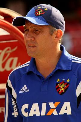 07/09/2014 - So Paulo 2x0 Sport - Aos sete minutos de jogo, o gol contra de Rithely j parecia um sinal de que a tarde no seria de quebra de tabu. Saindo atrs no placar, o Leo pouco criou e viu Alexandre Pato ampliar aos 25 minutos da 2 etapa. Na ocasio, Eduardo Baptista escalou Magro; Patric, Ferron, Durval, Ren; Rithely, Ronaldo (Willian), Ibson; Felipe Azevedo (Neto Moura), rico Jnior (Mike), Neto Baiano.