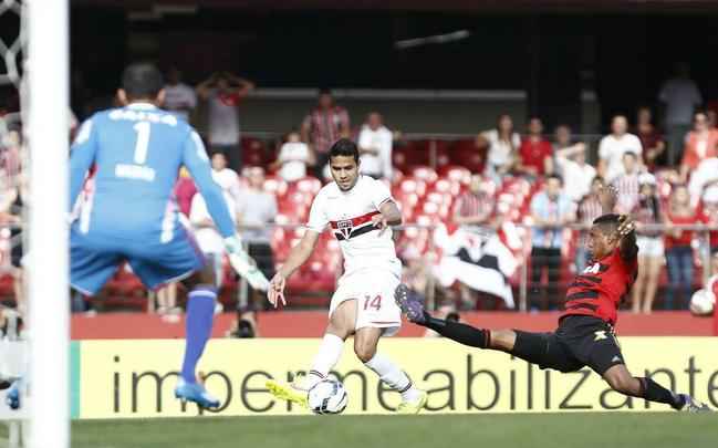 07/09/2014 - So Paulo 2x0 Sport - Aos sete minutos de jogo, o gol contra de Rithely j parecia um sinal de que a tarde no seria de quebra de tabu. Saindo atrs no placar, o Leo pouco criou e viu Alexandre Pato ampliar aos 25 minutos da 2 etapa. Na ocasio, Eduardo Baptista escalou Magro; Patric, Ferron, Durval, Ren; Rithely, Ronaldo (Willian), Ibson; Felipe Azevedo (Neto Moura), rico Jnior (Mike), Neto Baiano.