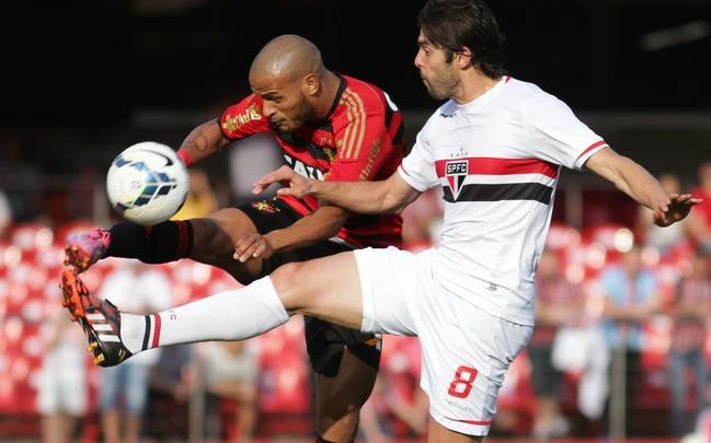 07/09/2014 - So Paulo 2x0 Sport - Aos sete minutos de jogo, o gol contra de Rithely j parecia um sinal de que a tarde no seria de quebra de tabu. Saindo atrs no placar, o Leo pouco criou e viu Alexandre Pato ampliar aos 25 minutos da 2 etapa. Na ocasio, Eduardo Baptista escalou Magro; Patric, Ferron, Durval, Ren; Rithely, Ronaldo (Willian), Ibson; Felipe Azevedo (Neto Moura), rico Jnior (Mike), Neto Baiano.