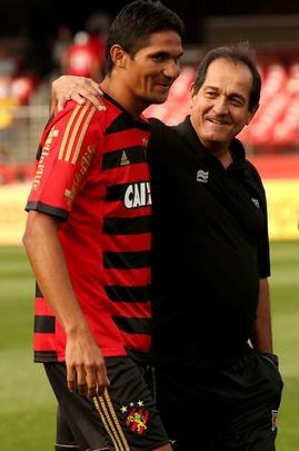 07/09/2014 - So Paulo 2x0 Sport - Aos sete minutos de jogo, o gol contra de Rithely j parecia um sinal de que a tarde no seria de quebra de tabu. Saindo atrs no placar, o Leo pouco criou e viu Alexandre Pato ampliar aos 25 minutos da 2 etapa. Na ocasio, Eduardo Baptista escalou Magro; Patric, Ferron, Durval, Ren; Rithely, Ronaldo (Willian), Ibson; Felipe Azevedo (Neto Moura), rico Jnior (Mike), Neto Baiano.